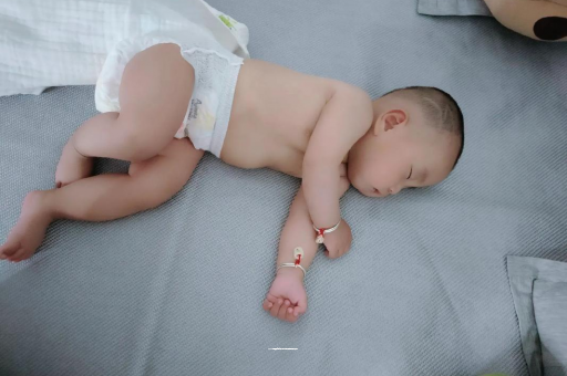 台湾三个月宝宝抬头不稳